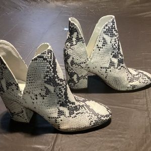 Steve Madden size 10 faux snake